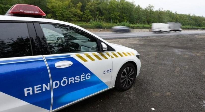 Tetejére borult egy autó Abasár és Markaz között, félpályán halad a forgalom