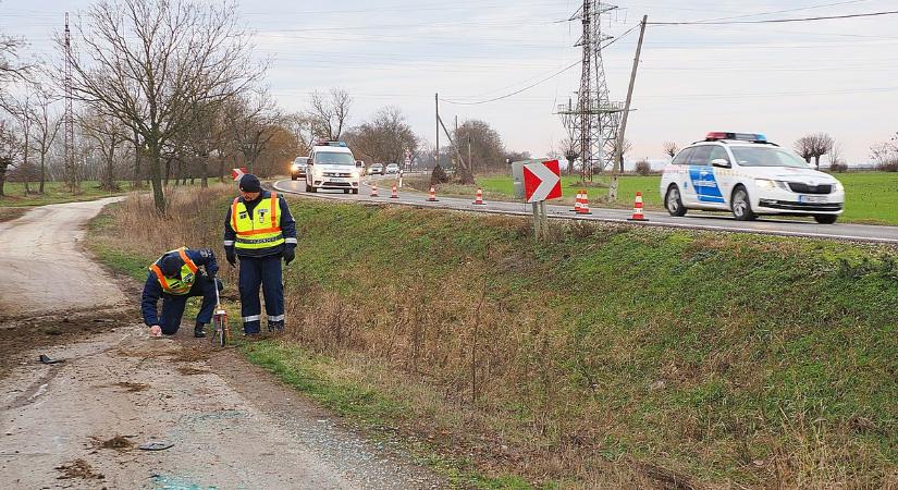 Felborult egy autó Szentes környékén: két személyt mentettek ki a roncsból - Galériával