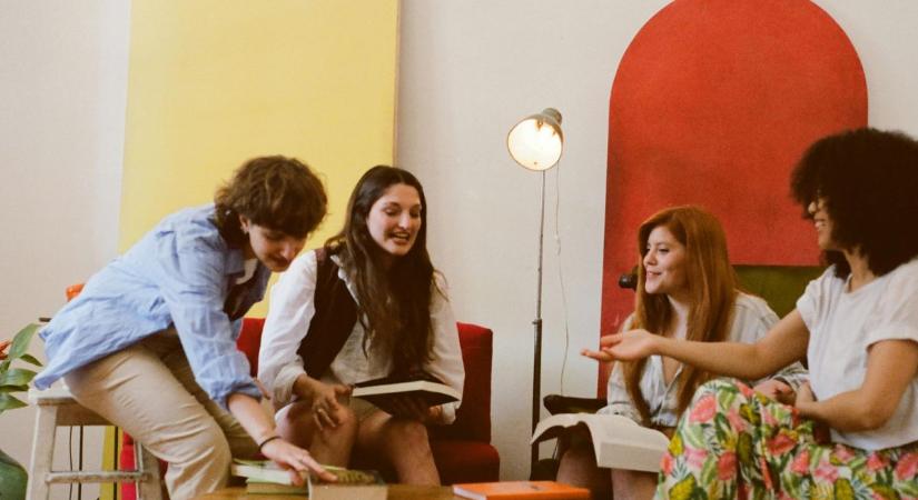 A pszichológia szerint aki keveset beszél, de sokat hallgat, mély belső stabilitást mutat