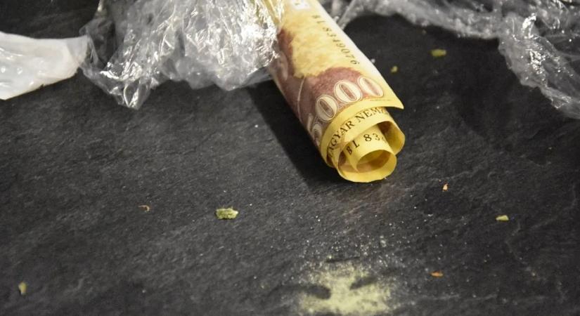 Nem csak hajvágást lehetett kérni a most bezáratott fodrászszalonban