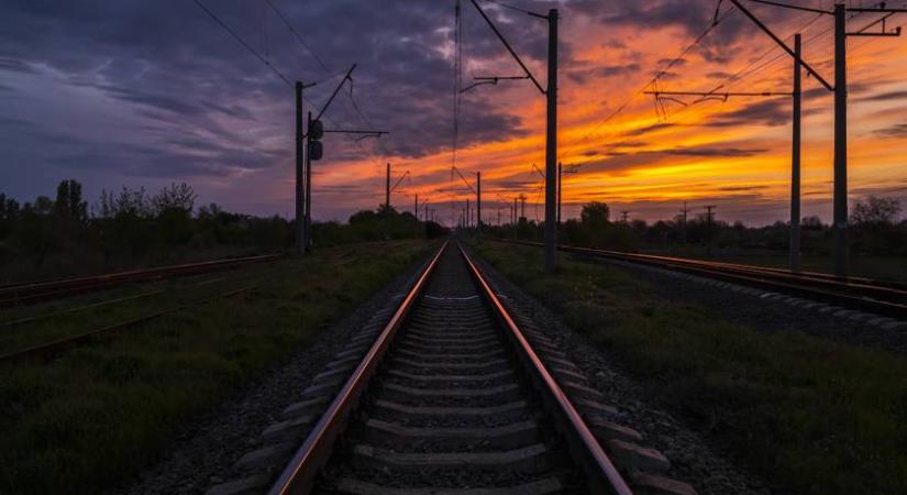 Vonat sodort el egy autót Isaszegnél, másodperceken múlt az utasok élete - Hideglelős videó