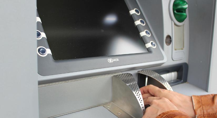 Akcióban az ATM-es csalók, ezzel a trükkel próbálnak pénzt szerezni