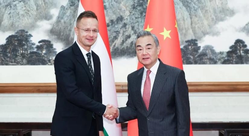 Szijjártó Péter: A mai napon Budapestre látogat Kína külügyminisztere