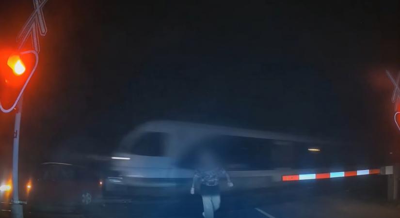 Telibe kapta a vonat a vasúti átjáróban ragadt kocsit, az utasok éppen csak el tudtak előle ugrani – Videó