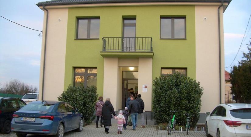 Átadták a felújított kultúrházat Búcson