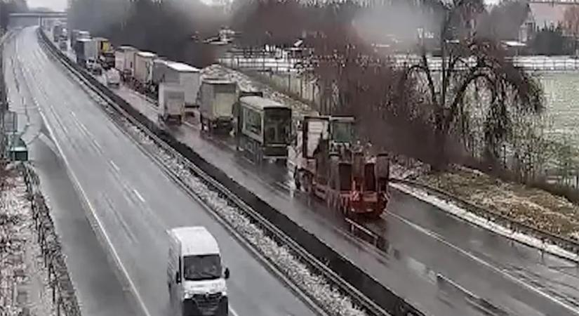 Úgy ment neki az álló kamionnak az M7-esen, mintha nem is látta volna