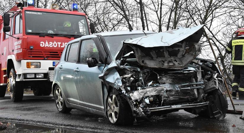 Roncsok az úton, alkatrészek szétszóródva – drámai fotók érkeztek az árokszállási baleset helyszínéről – galériával, videóval