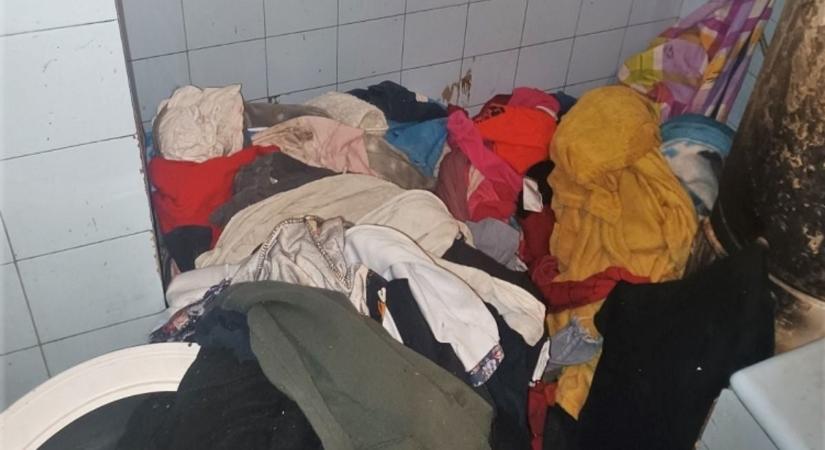 Nem hiszed el, mire használta a szennyes ruha hegyet a betörő a büssüi házban