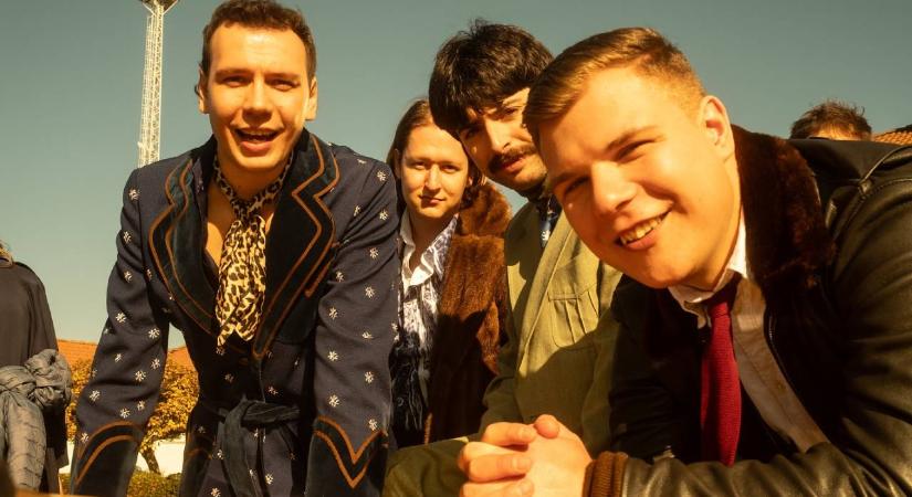 „Nyolc óra munka, nyolc óra szórakozás, majd nyolc óra pihenés az onkológián” – dalt írt a gödi Samsungról a Carson Coma