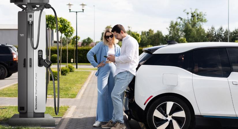 Még nagyobb lendületet ad az e-autózásnak a Schneider Electric új töltője