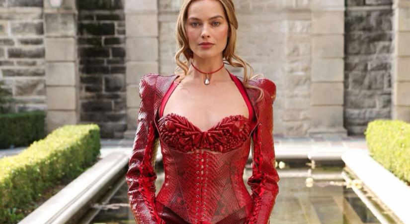 Divatforradalmat indított Margot Robbie az Üvöltő szelek sajtóturnéján viselt szettjeivel