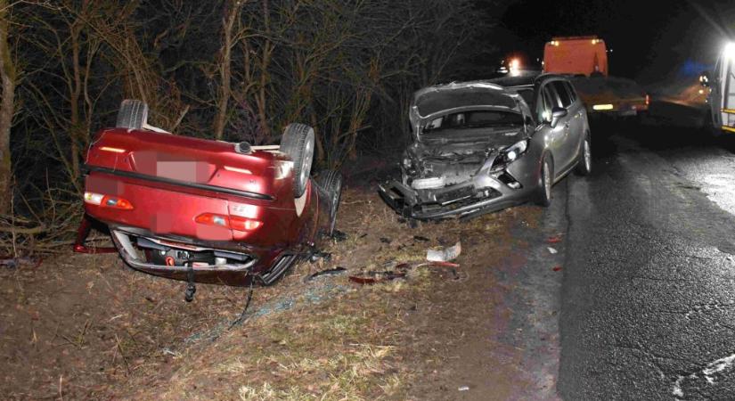 Autómentőre vártak, amikor elütötte őket egy szembe jövő autó – az egyik áldozat lábai lebénultak