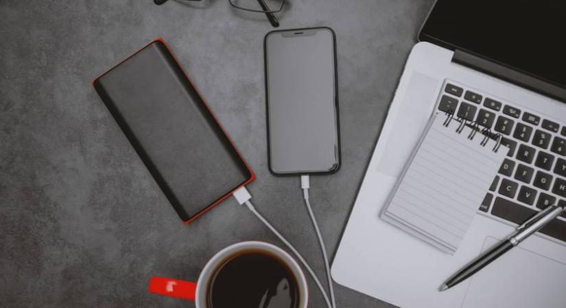 Ha ilyet vettél, ne használd! Áramütésveszélyes töltőkre hívja fel a figyelmet az NKFH