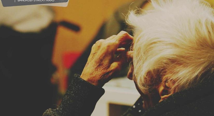 Táskában dobott ki az ablakon álrendőrnek 25 ezer euró készpénzt egy idős asszony