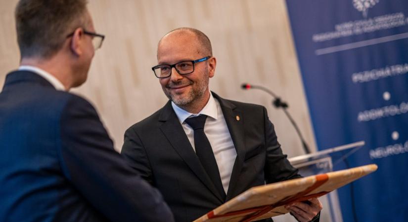 Telex: Korábban mágusképzőt vezetett, most pedig az ország legnagyobb pszichiátriai centrumát igazgatja