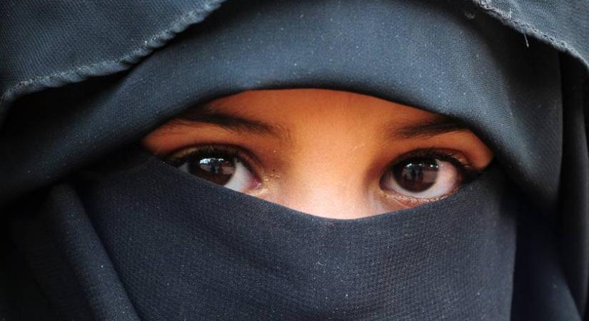 Így válnak láthatatlanná a lányok a Közel-Keleten: a jemeni fényképész sorozata aktuálisabb, mint valaha