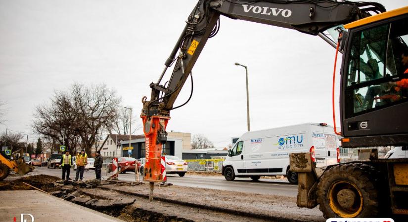 Ismét beindultak a munkagépek Debrecenben