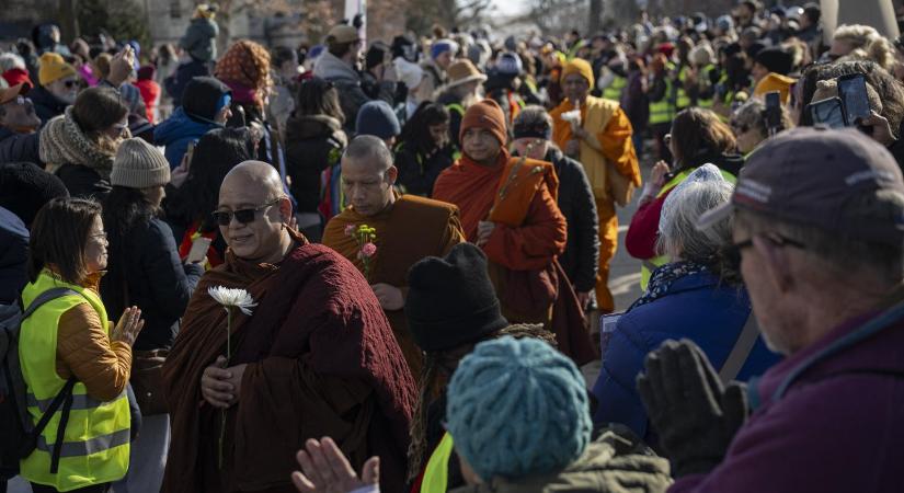 Buddhista szerzetesek 3700 kilométeren át zarándokoltak az Egyesült Államokban a békéért