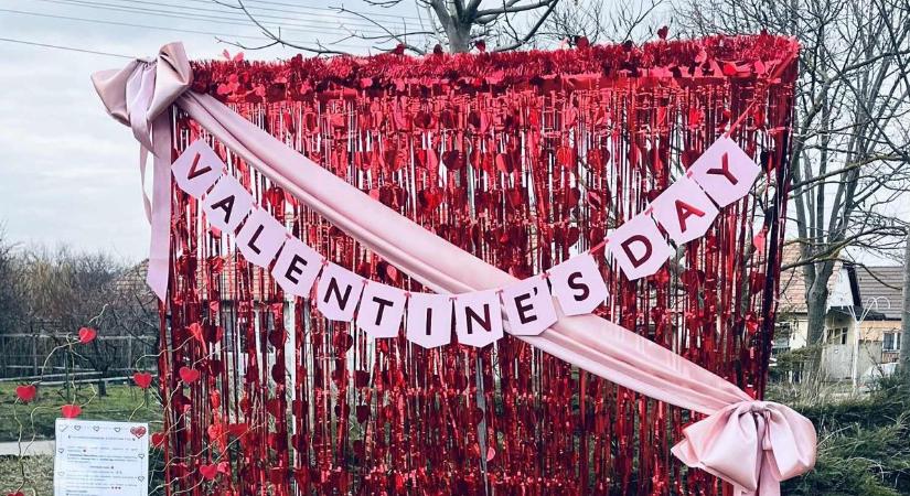 Itt újra fellángol a szerelem – különleges pad hódít a településen
