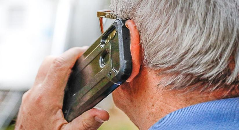Több millióba került két telefonhívás, egy komáromi nyugdíjas lett a szélhámosok áldozata