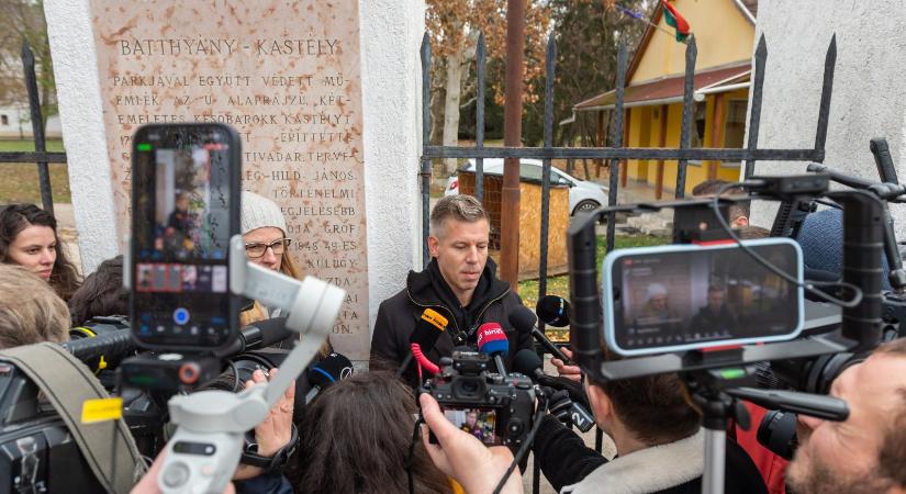 Magyar Péter a bicskei gyermekotthonba látogat