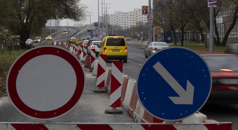 Közlekedési feketelista élmezőnyében Budapest: súlyos, hány napot bukik az életéből egy átlag autós a dugóban
