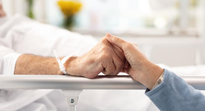 A kórházi szobában tartotta az esküvőjét a végstádiumú rákos vőlegény