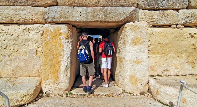 Egy magyar turista számokat vésett egy ötezer éves templom falába a máltai vakációján