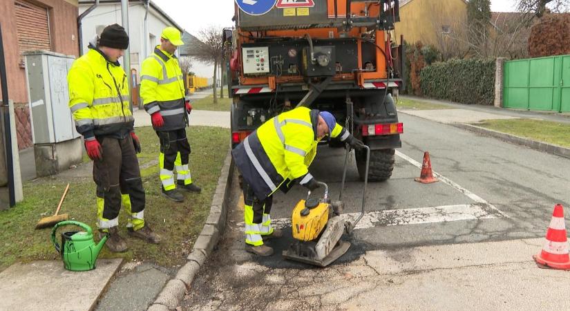Naponta 30-40 kátyút javítanak Zalaegerszegen - sok kárt okozott a tél, dolgoznak a szakemberek az utakon