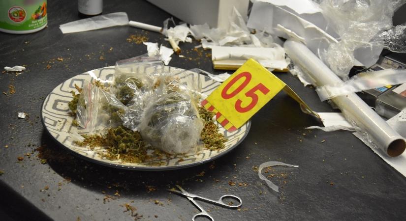 Vevő miatt bukott le a fodrászszalonjában is kábítószerrel kereskedő díler