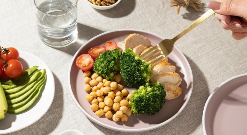 A családi asztalnál dől el az egészség – dietetikusok mutatják meg az OKOSTÁNYÉR táplálkozási ajánlás hétköznapi alkalmazását