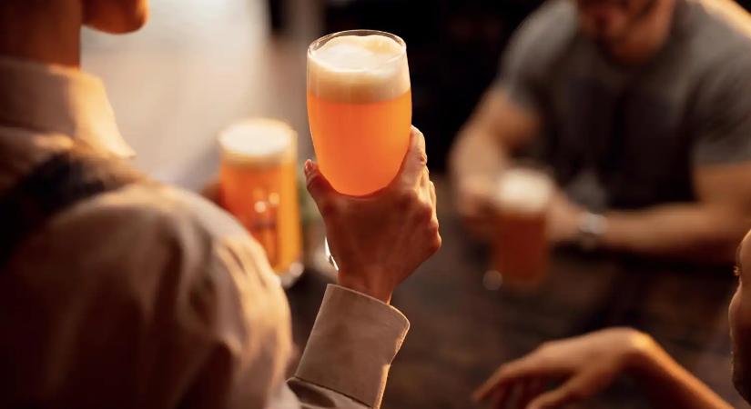 Tömegeket rúg ki a Heineken: Túl egészségesek lettek az emberek a sörözéshez