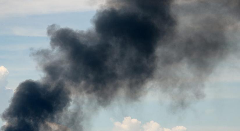 Hatalmas füsttel lángol egy autó a Markó utcában