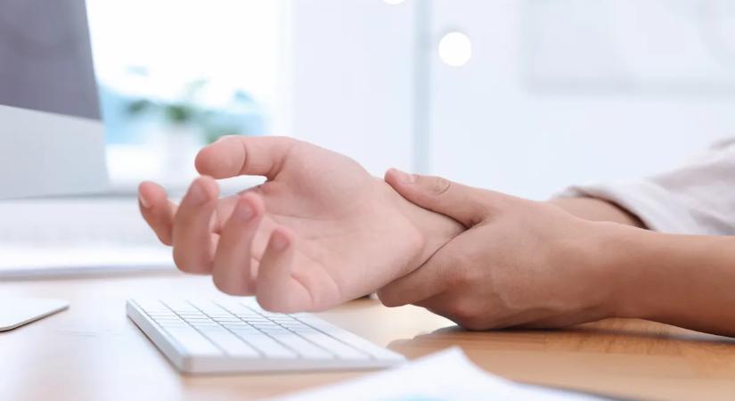 Szüntelenül fáj a csuklód? Kéztőalagút-szindrómád lehet