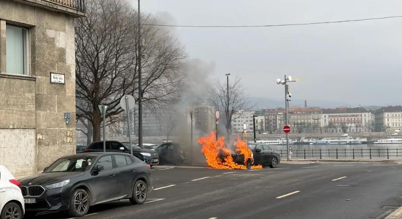 Kigyulladt egy Mercedes a parlament közelében, a sofőr idejében ki tudott szállni az égő autóból