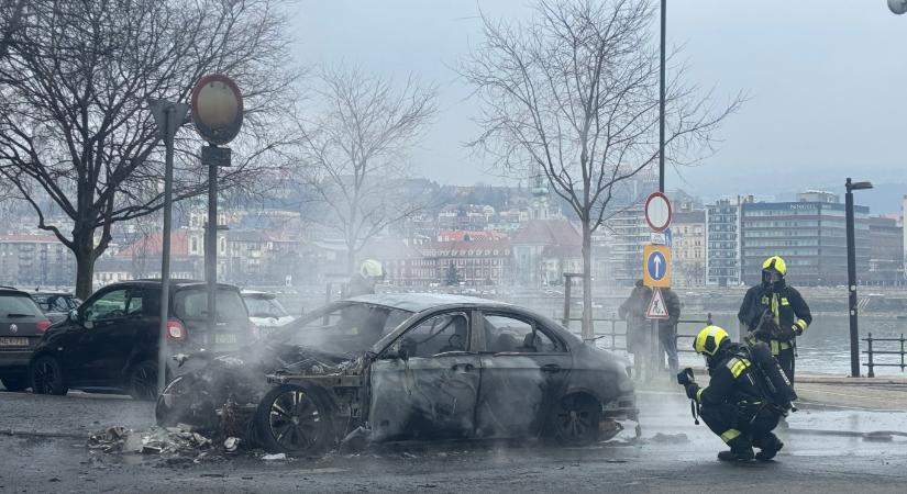 Kigyulladt egy autó a pesti rakparton, a Parlament közelében