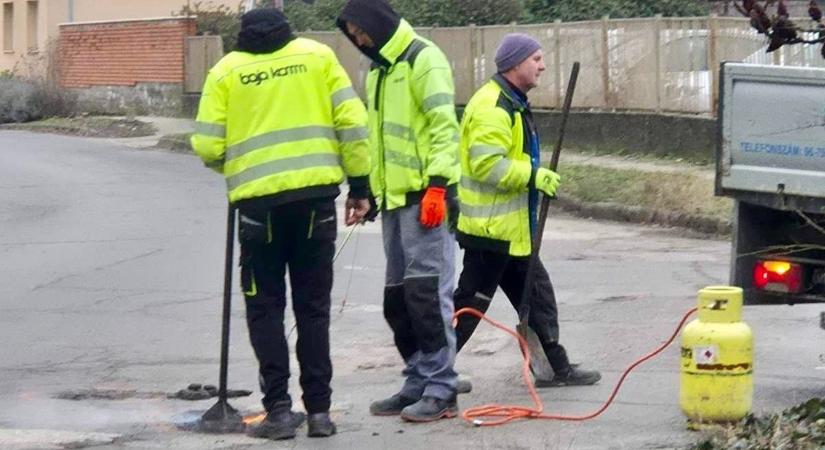 A kátyúk eltüntetésén dolgozik az önkormányzat – videó