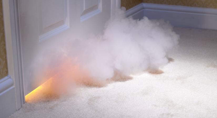 Óriási füst a Belvárosban, még Budáról is látszik, lángok csaptak fel