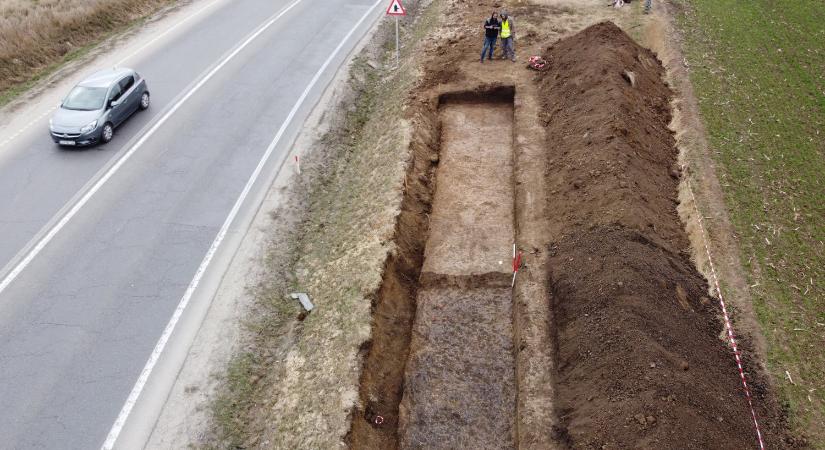 „Imádkozó nő” a kőkorszakból: 7500 éves női szobrocskát találtak Sepsiszentgyörgyön