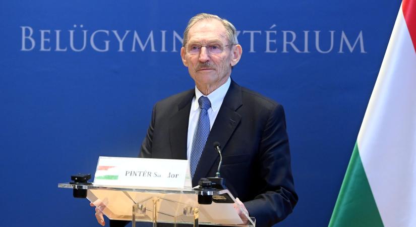 Újabb jutalmat jelentett be a rendvédelmi dolgozóknak Pintér Sándor