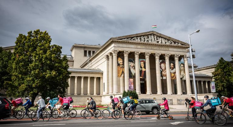 Itt a hadüzenet eredmény, a Foodora és a Wolt is reagált, jönnek a változások az ételfutároknál