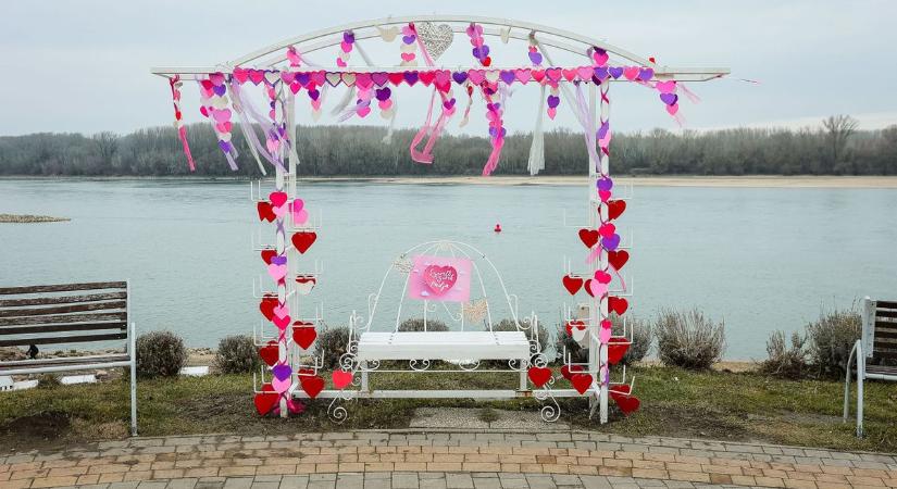 A Szerető szívek padja Gönyűn vár