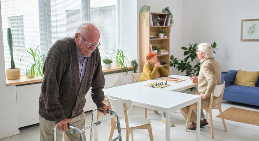 Az idősotthon vezetője kenőpénzt fogadott el, hogy felvegyék az időseket – Öt év börtönt kapott