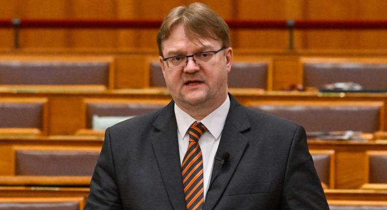 „Péter, megfoghatod a mikrofont, esőben nagyobb élmény, mint szárazon” – kommentben üzent Magyar Péternek az államtitkár