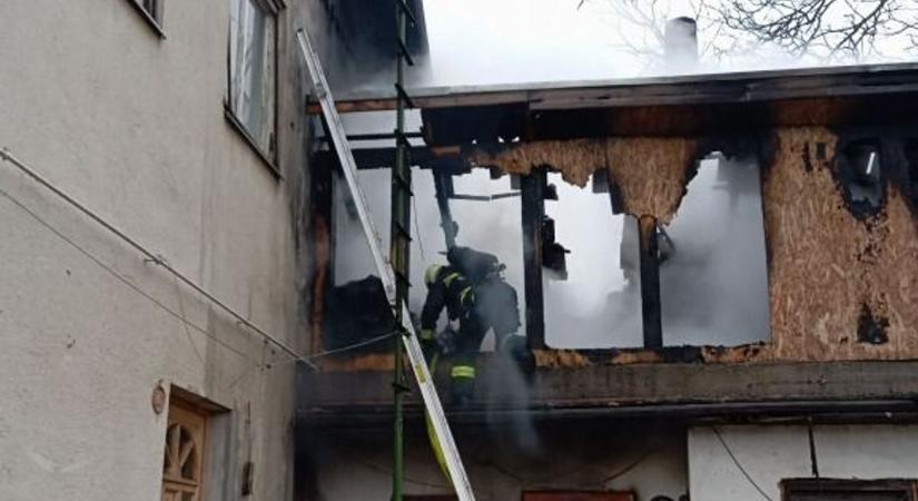 Helyszíni fotókon a bicskei lángoló épület, kiderült, hogy keletkezett a tűz