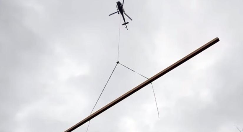 Helikopterrel érkeznek a soproni Várhely-kilátó új elemei - videó