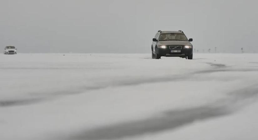 Videó: a jeges tengeren nyitottak közutat Észtországban, itt tilos használni a biztonsági övet