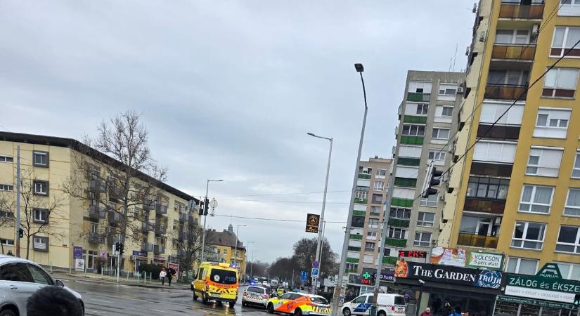 Több kocsival vonultak a mentők, rendőrök – baleset történhetett (VIDEÓ)