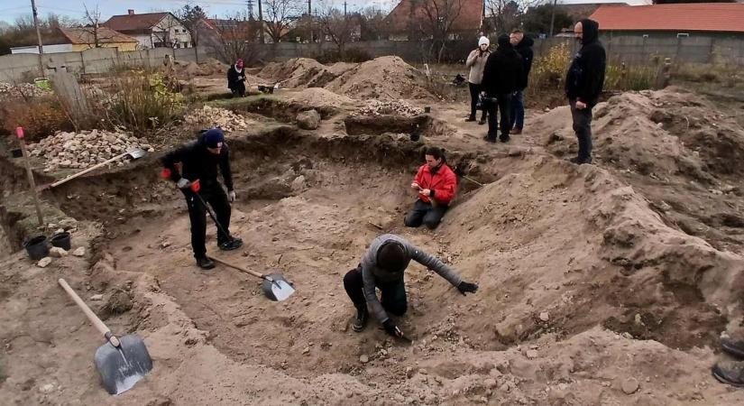 Középkori titkok után kutatnak az alföldi város temetőjében – videó