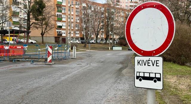 47 ezres bírság és 4 büntetőpont jár annak aki áthajt a szilvási lezáráson